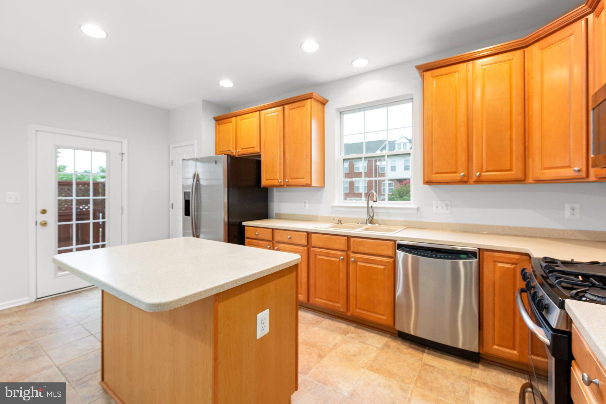 1412 Saunders Dr