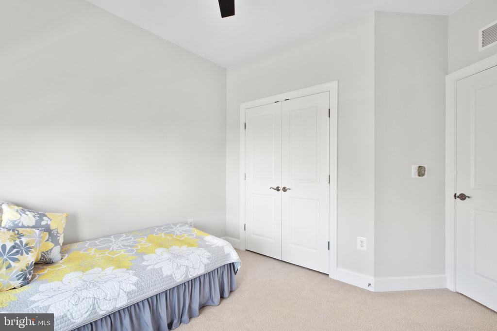 1827 Sag Harbor Ln