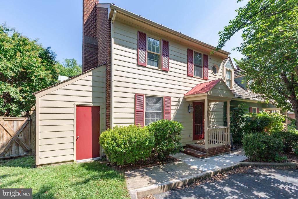 823 College Ave
