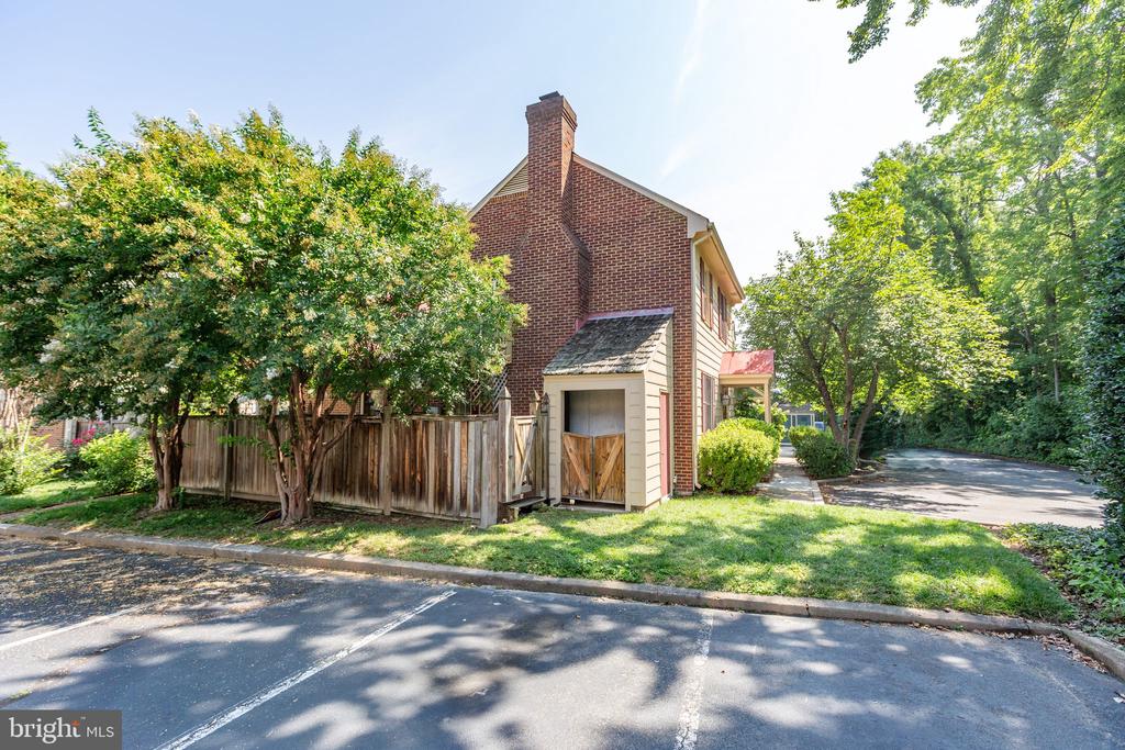 823 College Ave