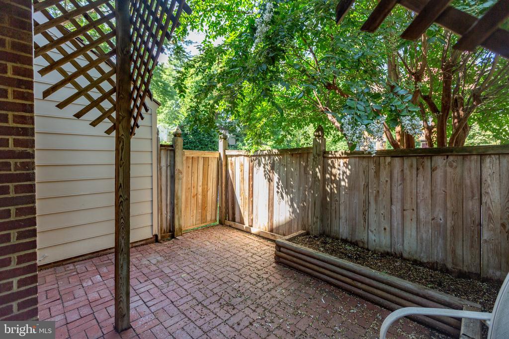 823 College Ave