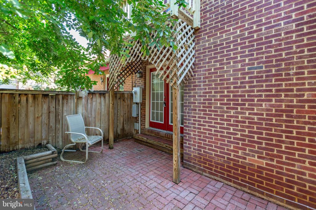 823 College Ave
