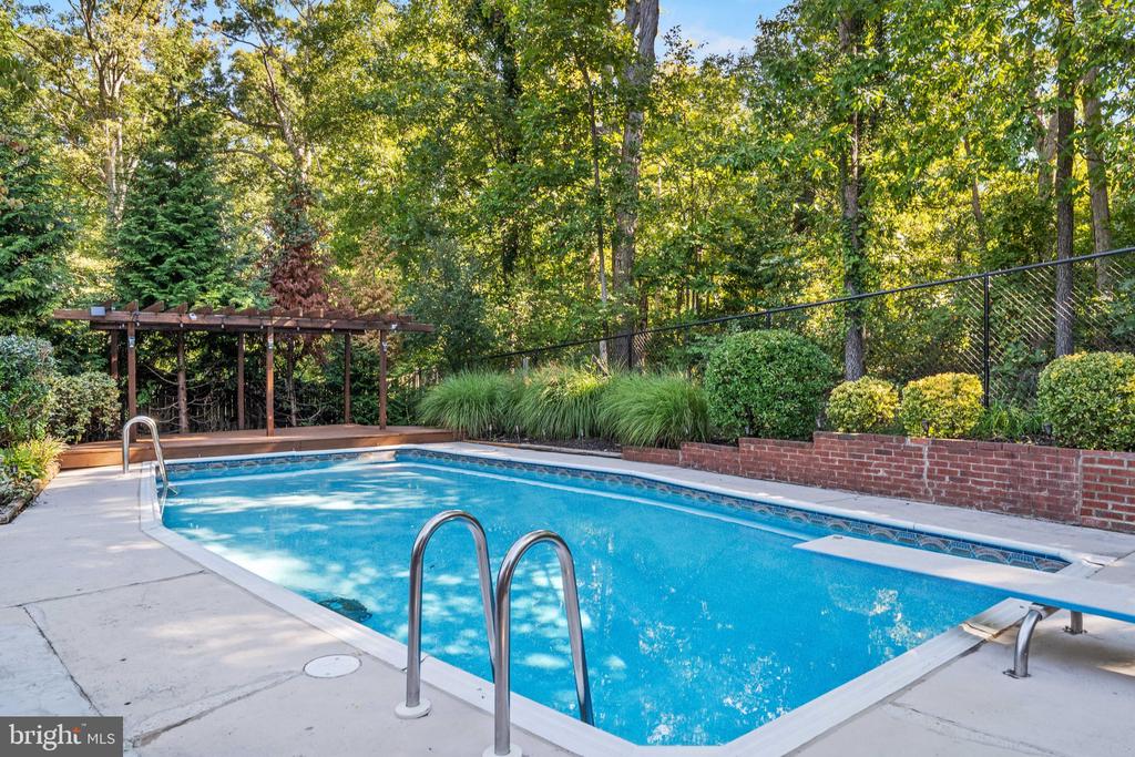 441 DEERWOOD DRIVE