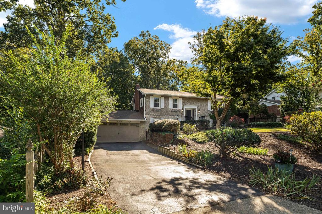 441 DEERWOOD DRIVE