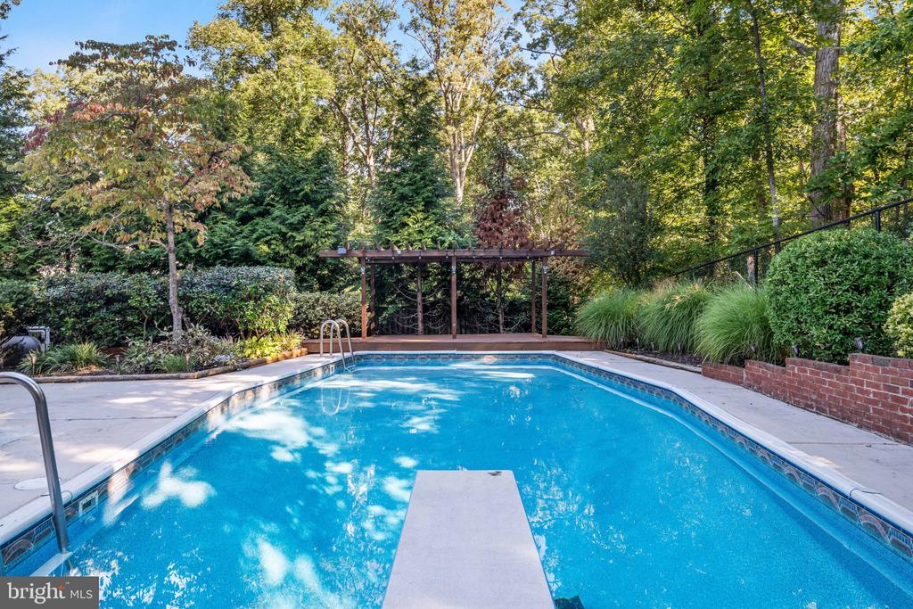 441 DEERWOOD DRIVE