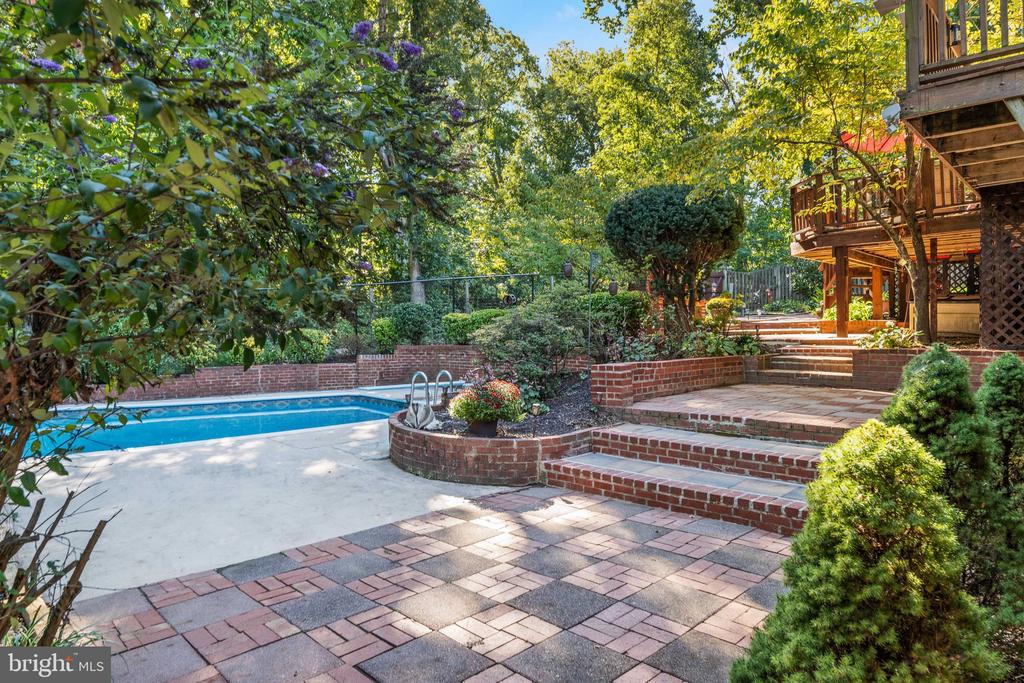 441 DEERWOOD DRIVE