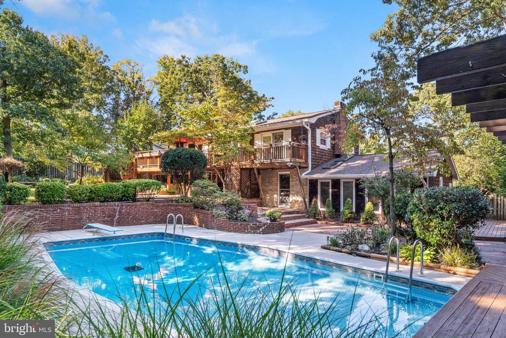 441 DEERWOOD DRIVE