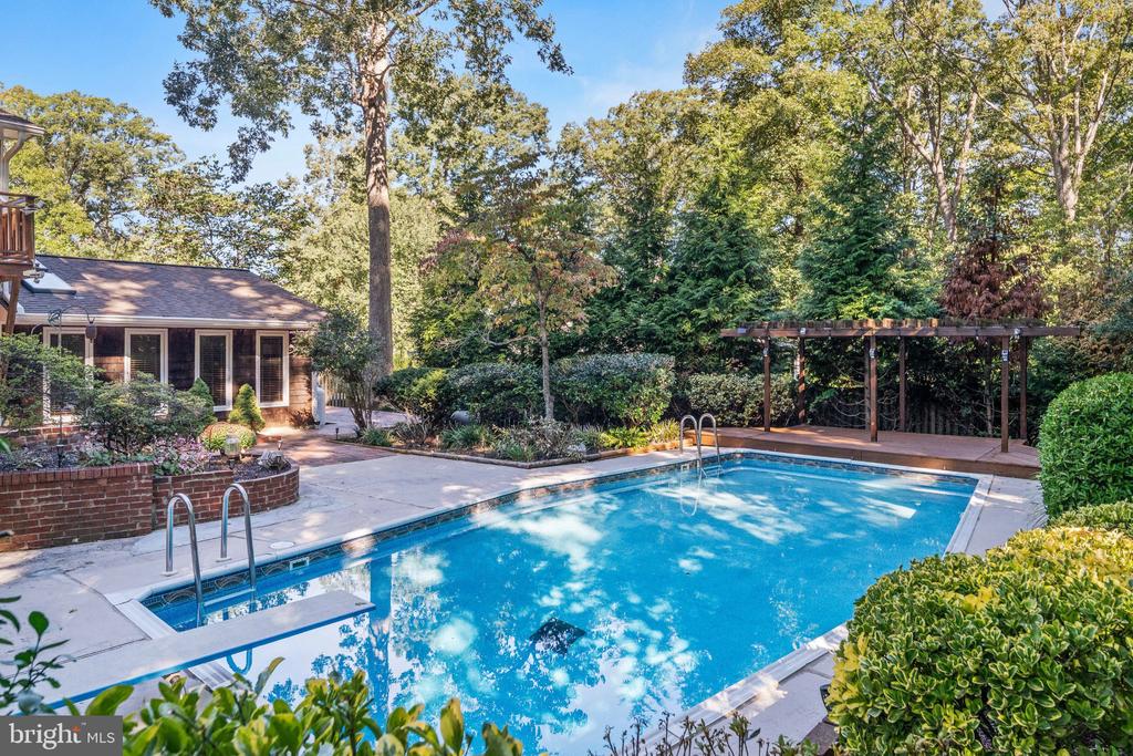 441 DEERWOOD DRIVE