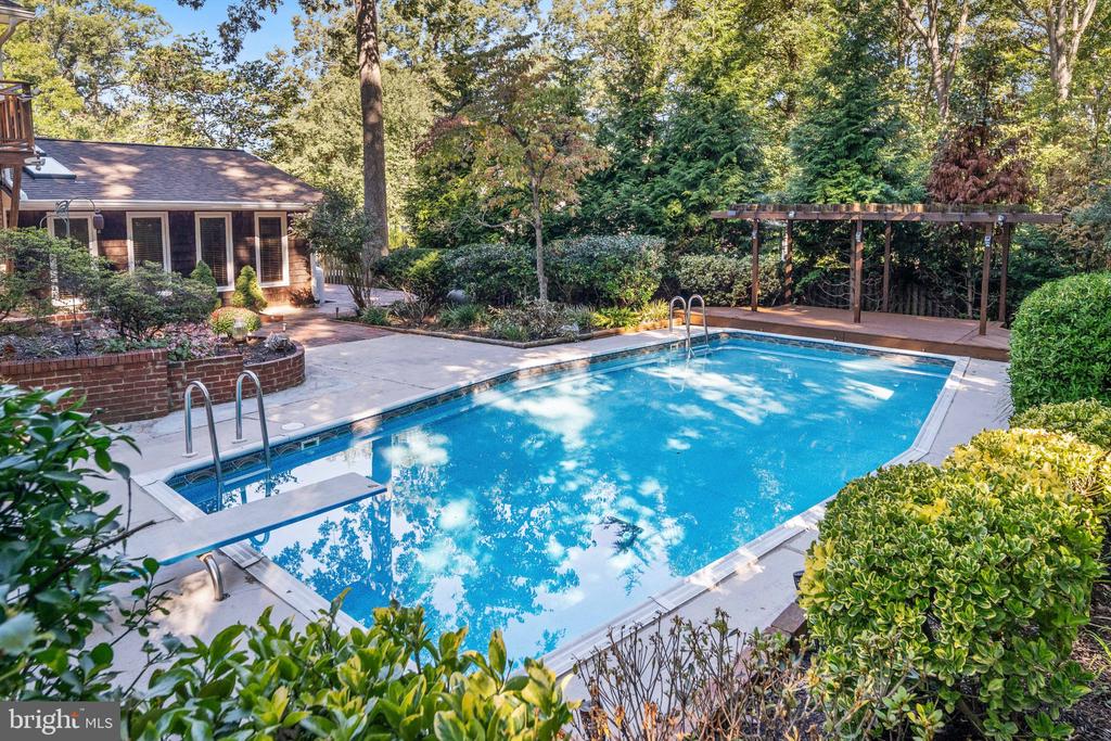441 DEERWOOD DRIVE