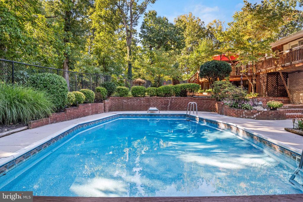 441 DEERWOOD DRIVE