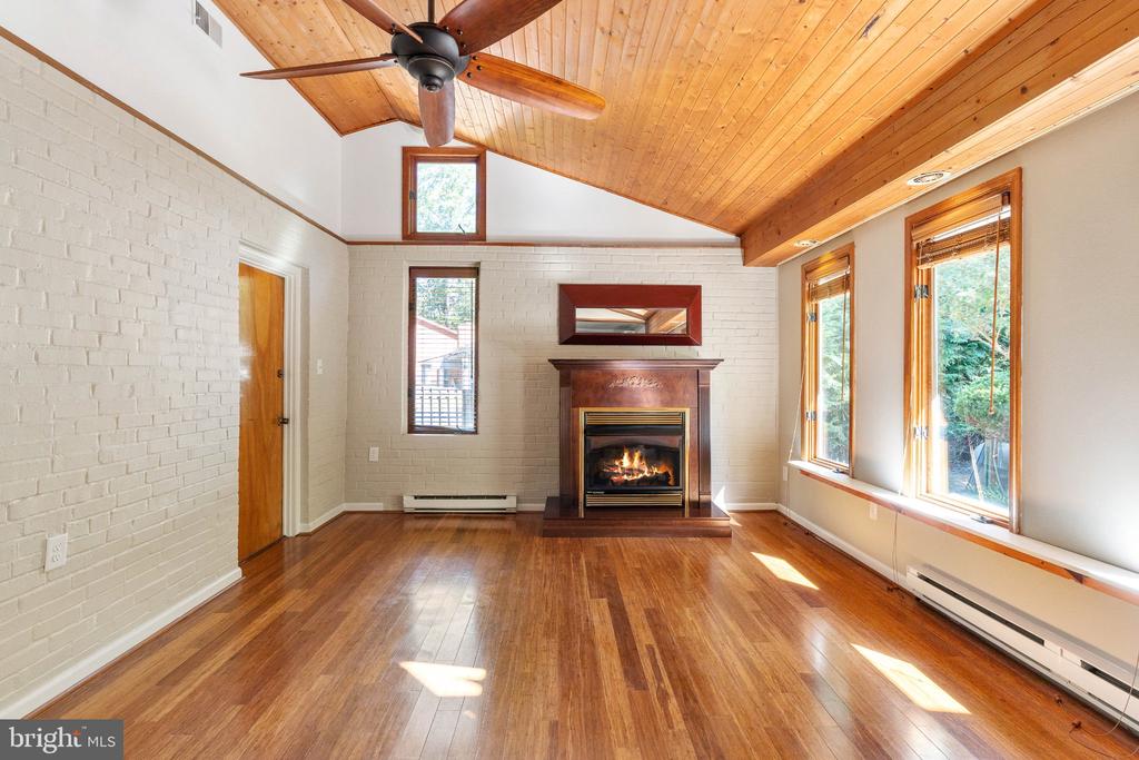 441 DEERWOOD DRIVE
