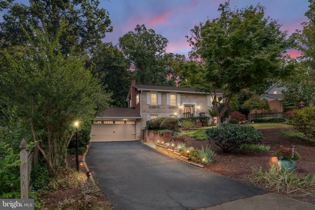 441 DEERWOOD DRIVE