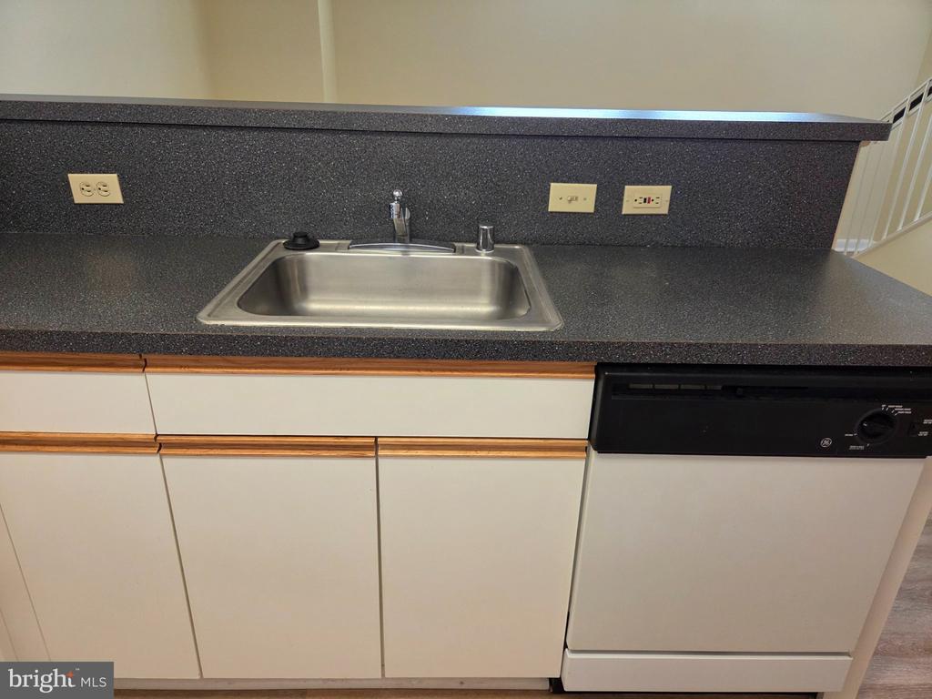 907 CAROLINE STREET Unit: 9