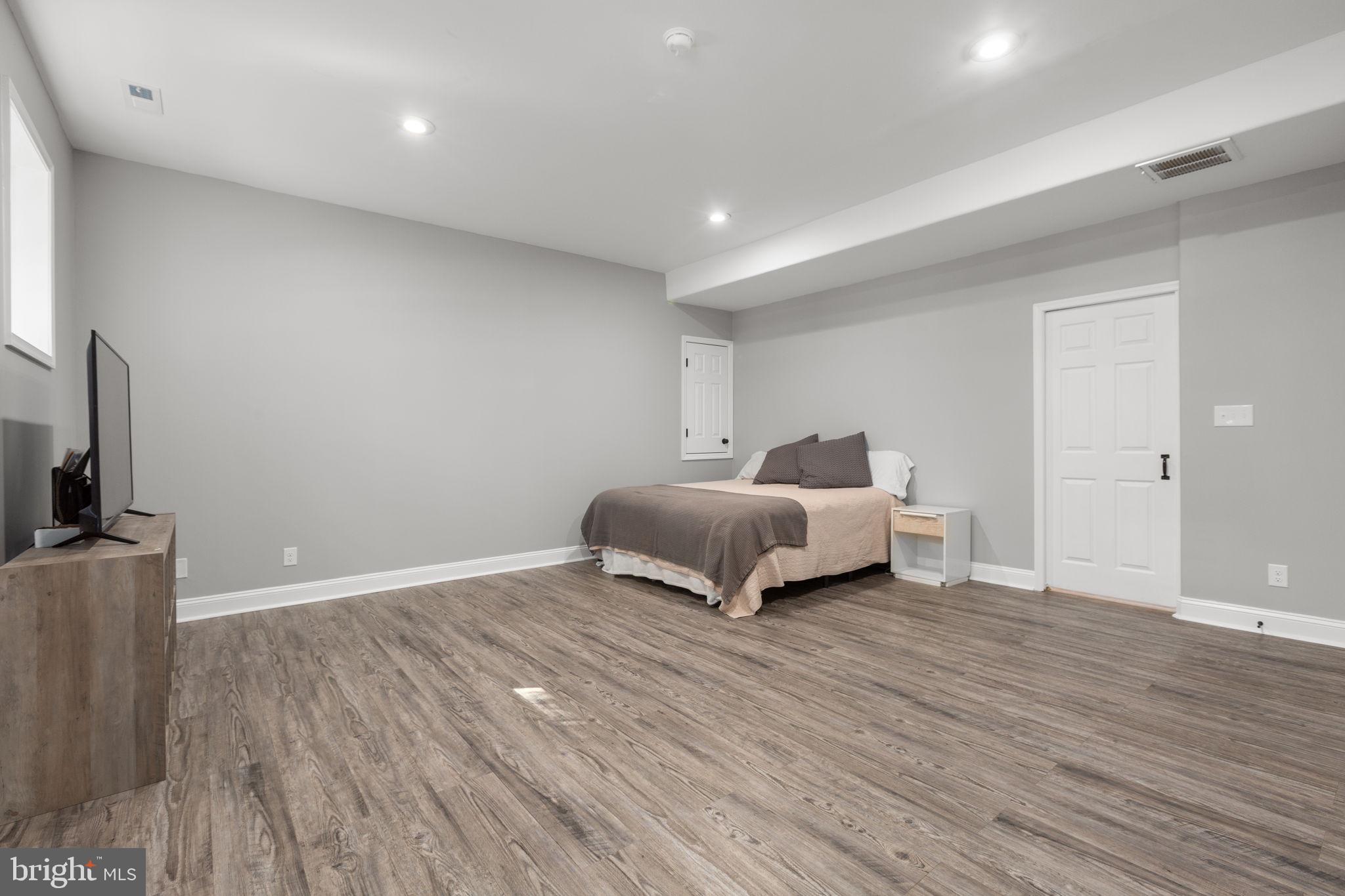1125 OAKLAND DRIVE