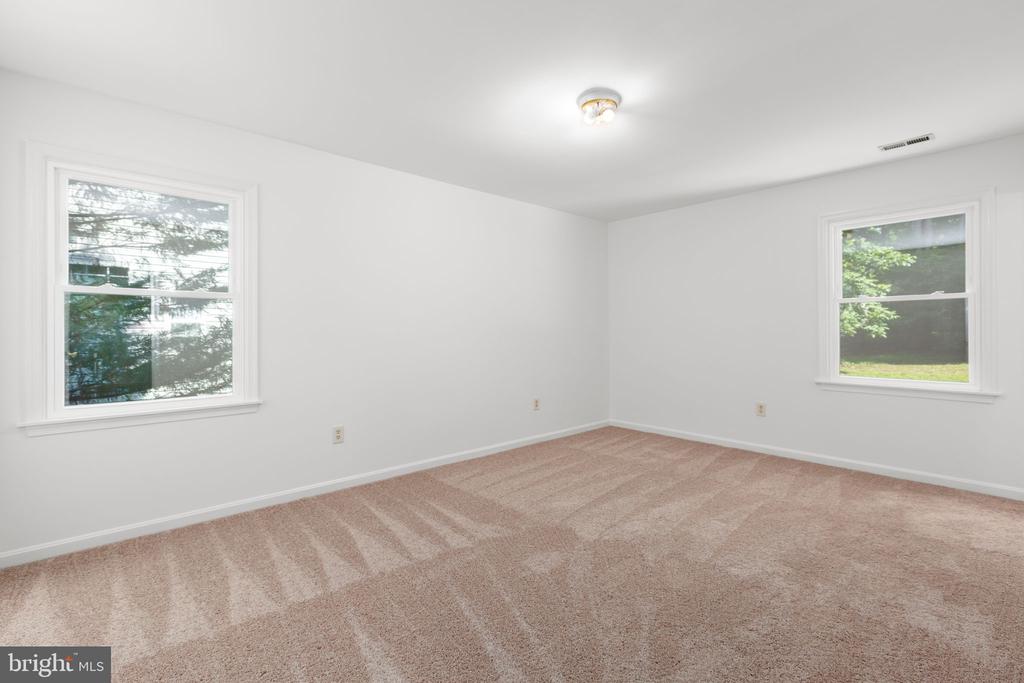 1217 LAKEVIEW PARKWAY