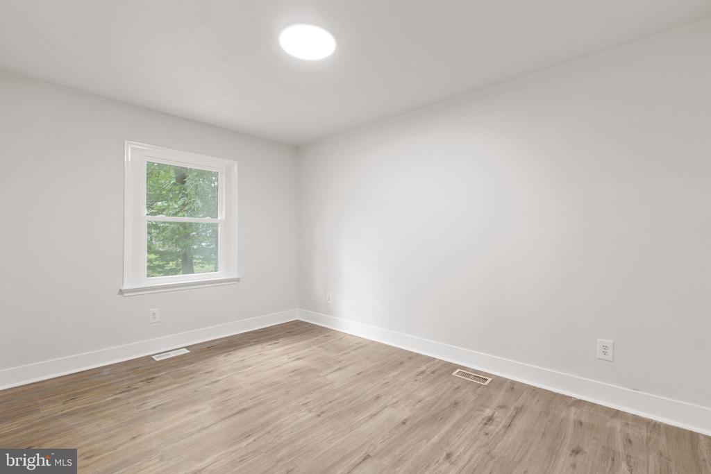 1105 LAKEVIEW PARKWAY