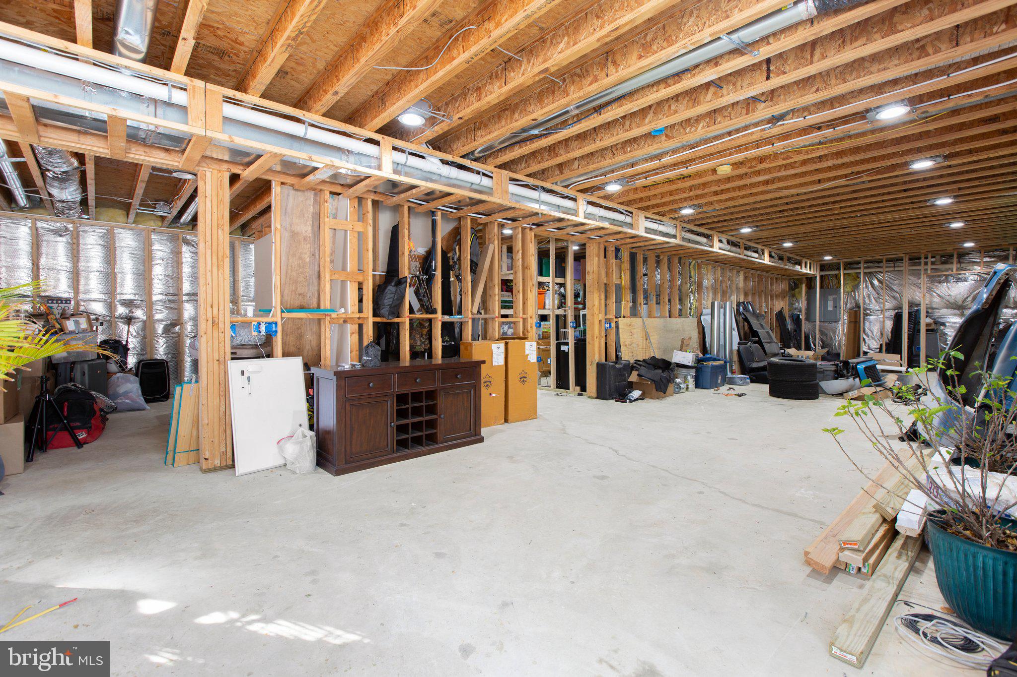 9021 Ellis Ln