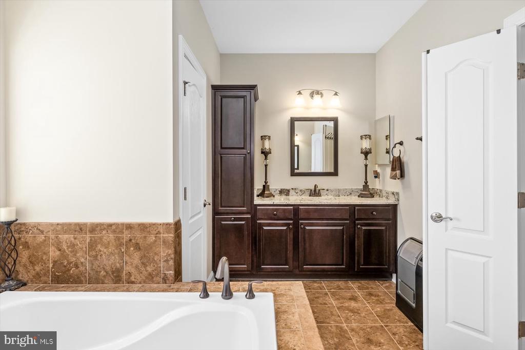6706 Pond View Ln