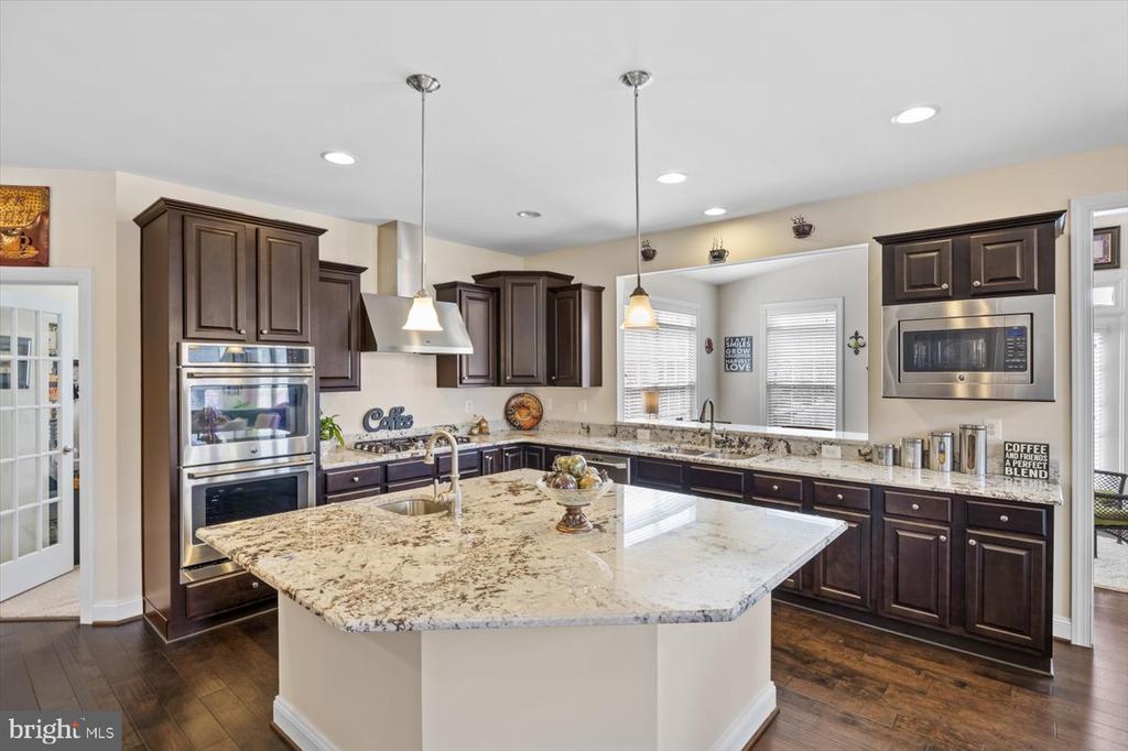 6706 Pond View Ln