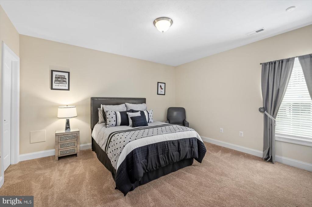 6706 Pond View Ln