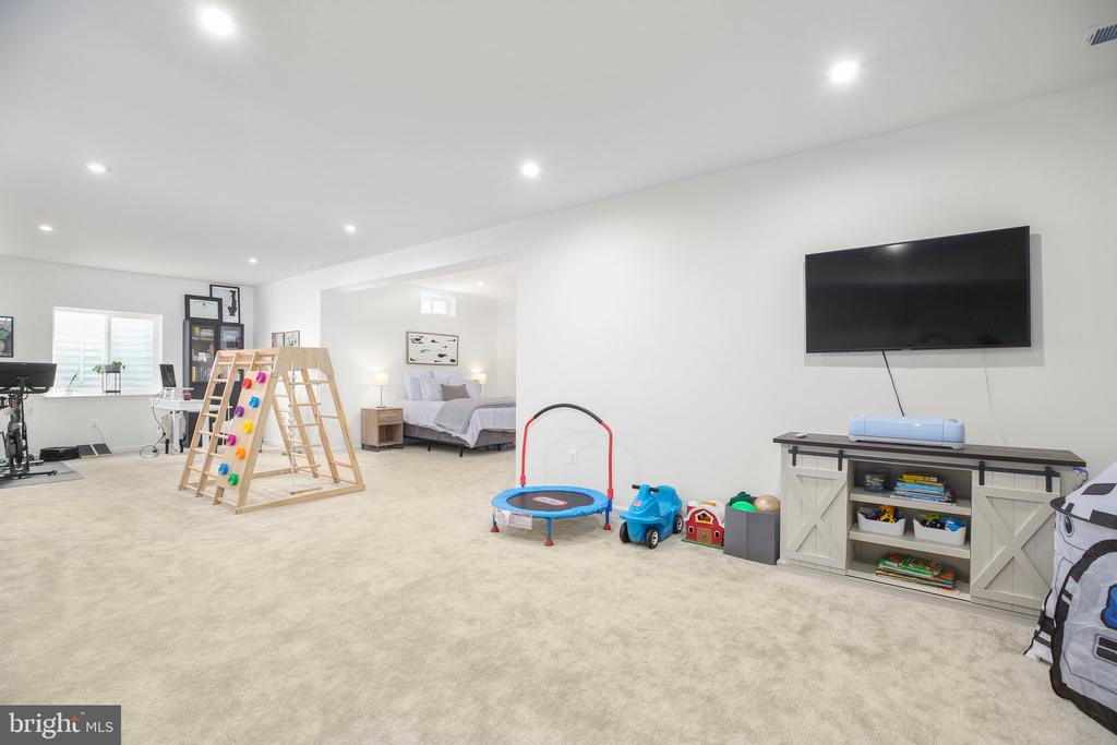 10104 Governors Ln