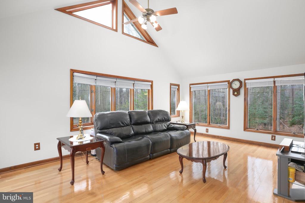 13301 Golden Oaks Dr