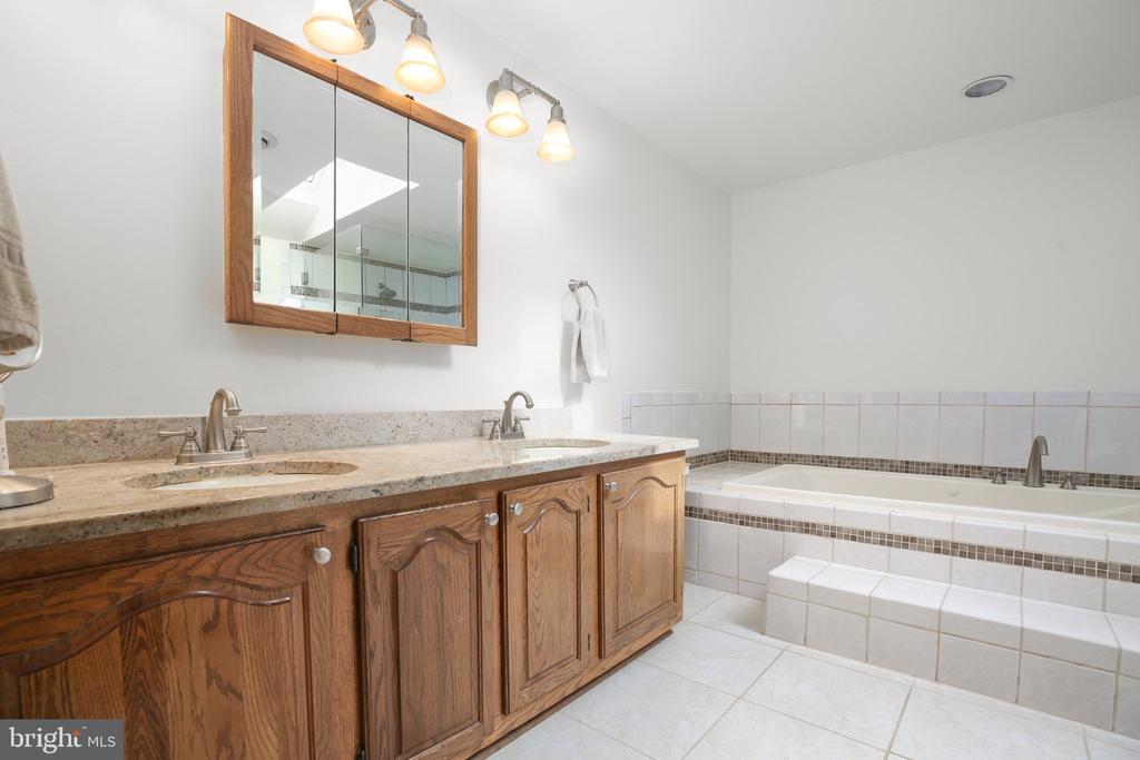 13301 Golden Oaks Dr