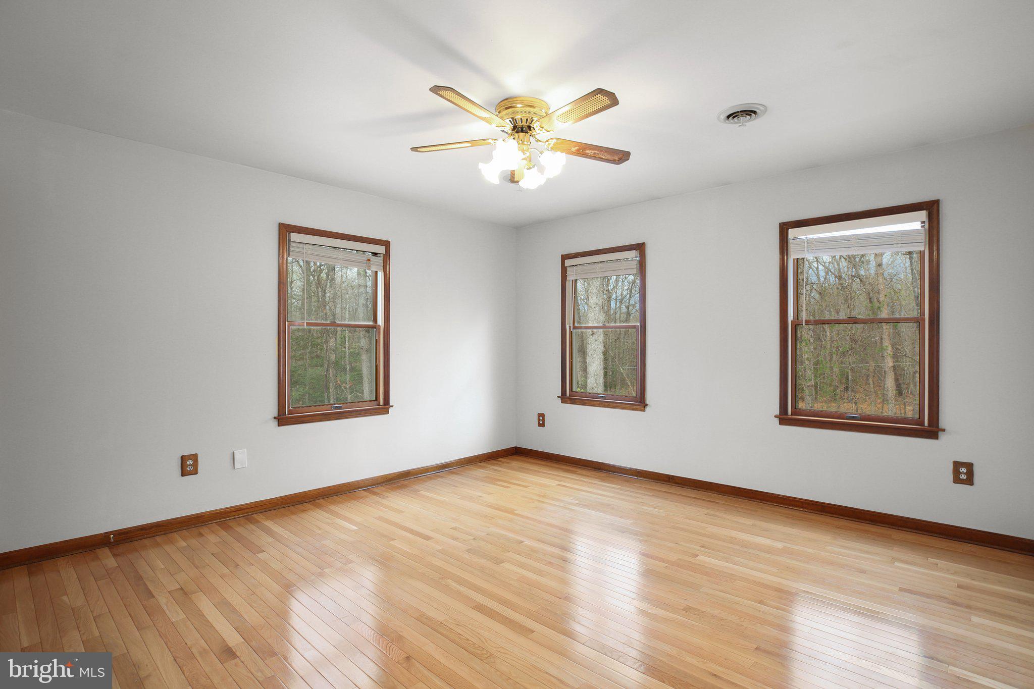 13301 Golden Oaks Dr