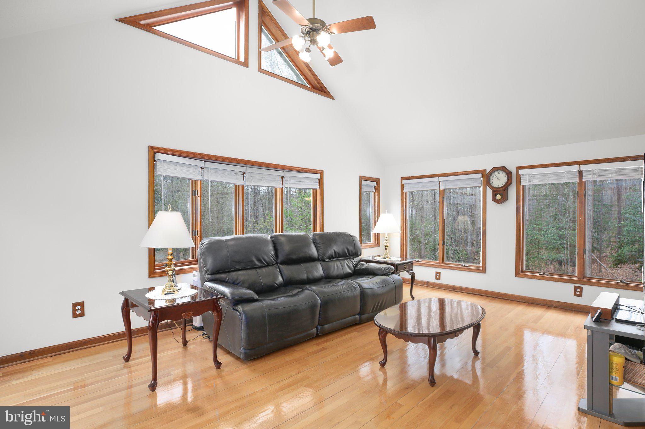 13301 Golden Oaks Dr