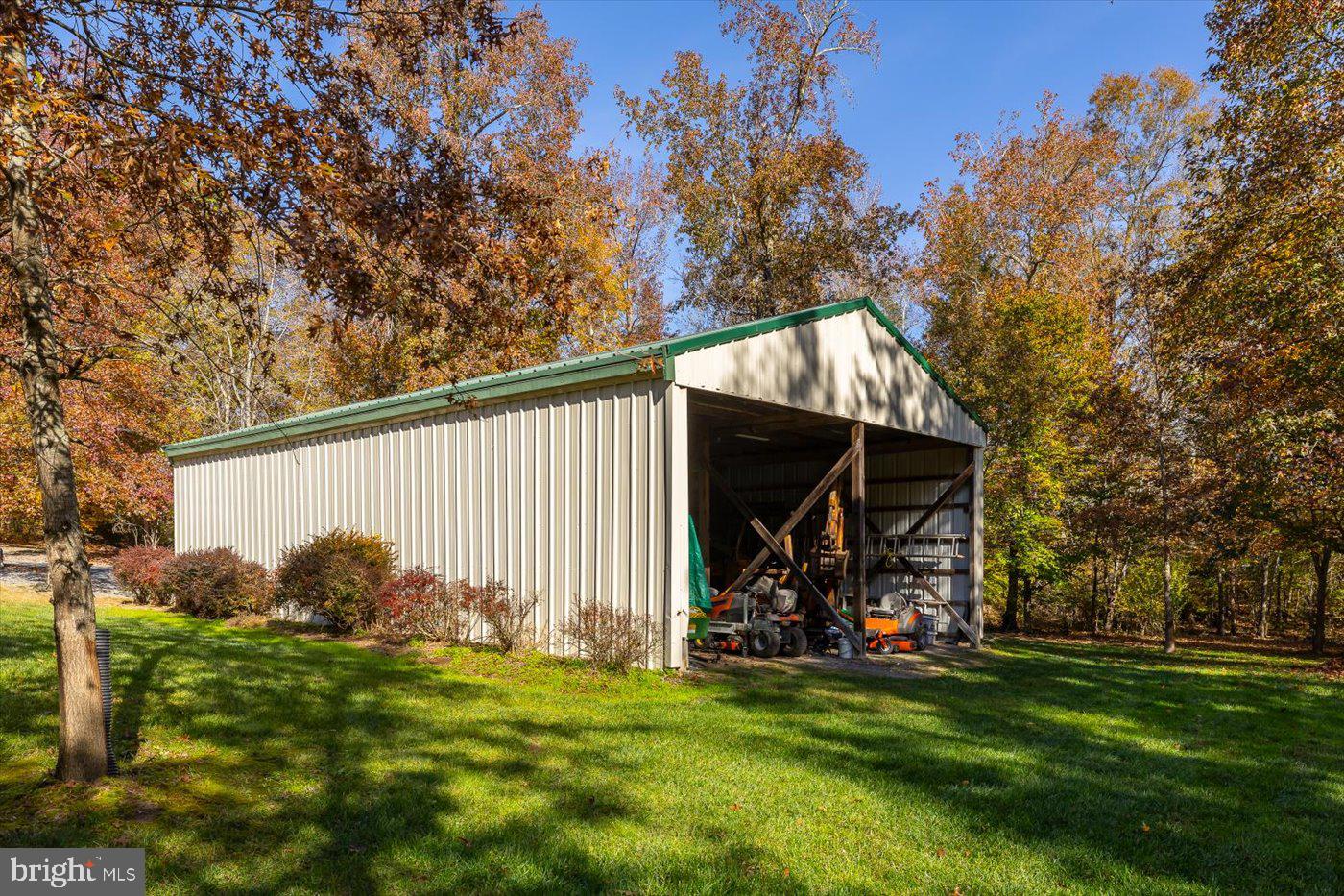 13301 Golden Oaks Dr