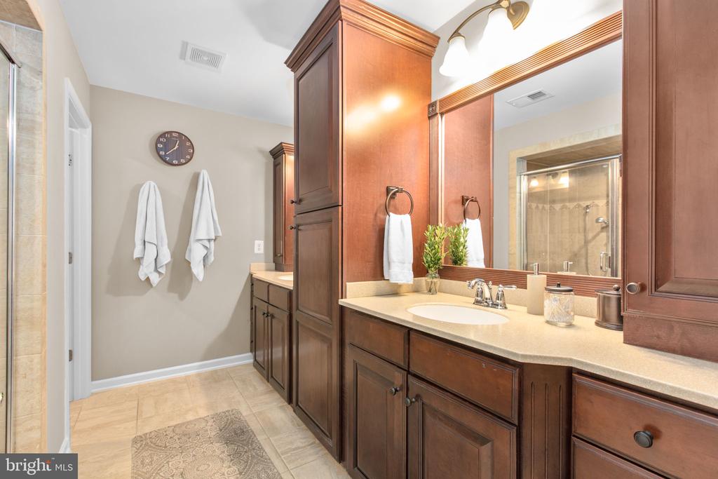 9402 LAUREL OAK DRIVE