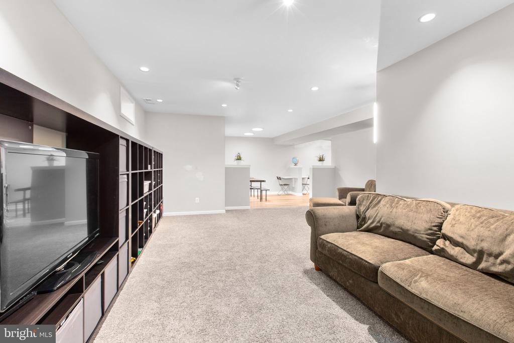 9402 LAUREL OAK DRIVE