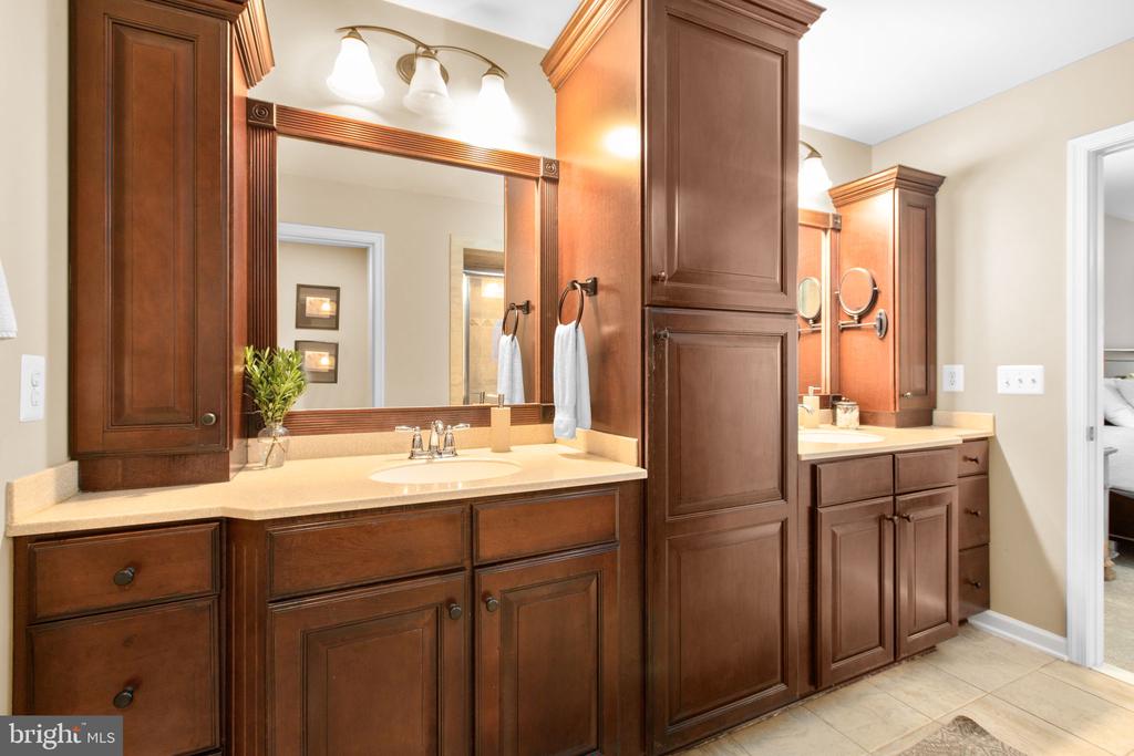9402 LAUREL OAK DRIVE