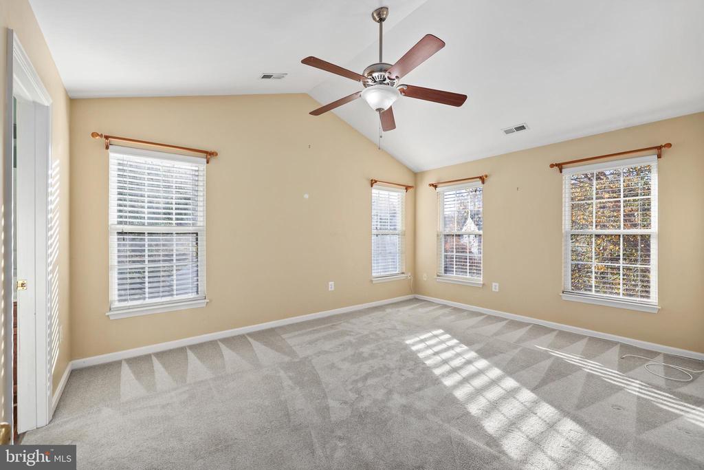 6803 ROBNEL COURT