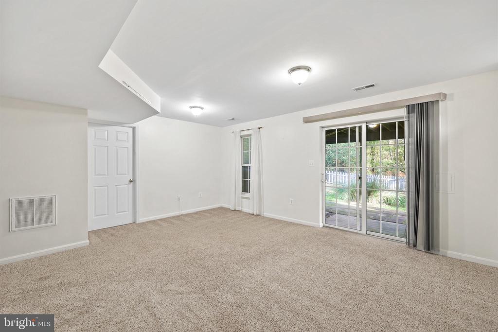 6803 ROBNEL COURT