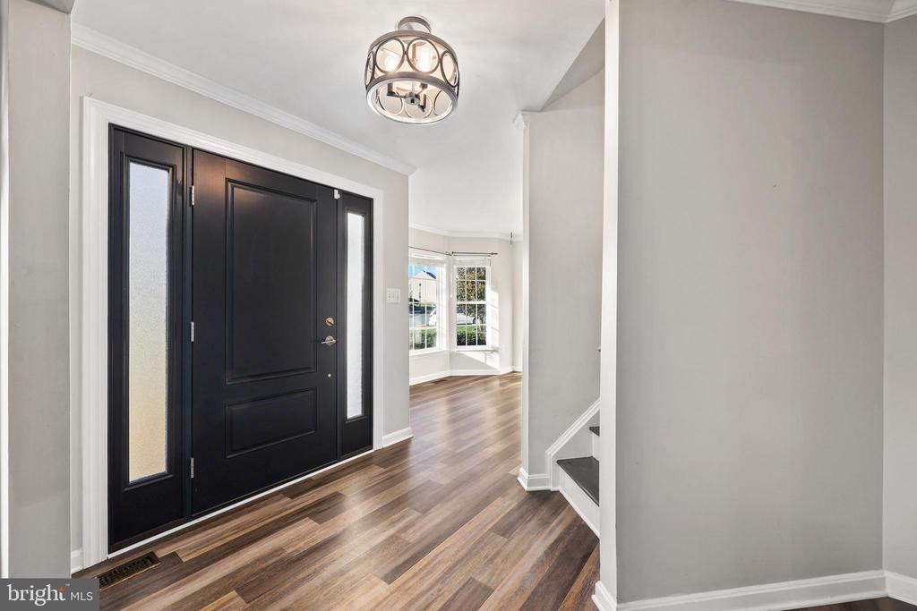6803 ROBNEL COURT