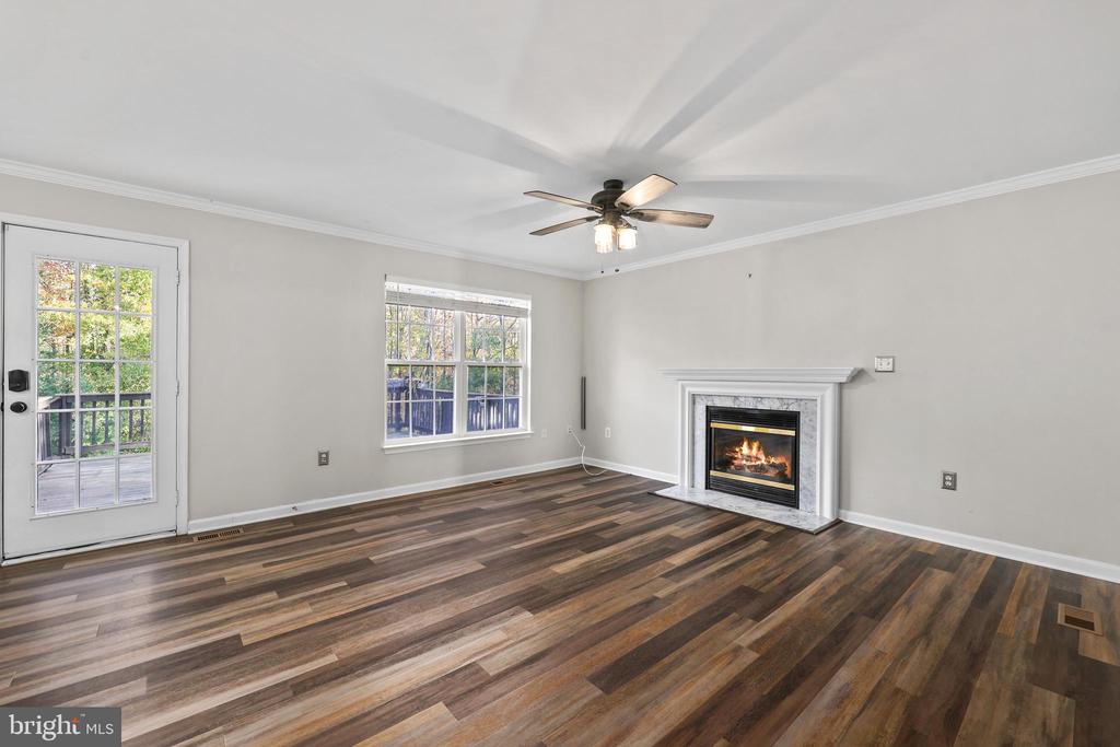 6803 ROBNEL COURT