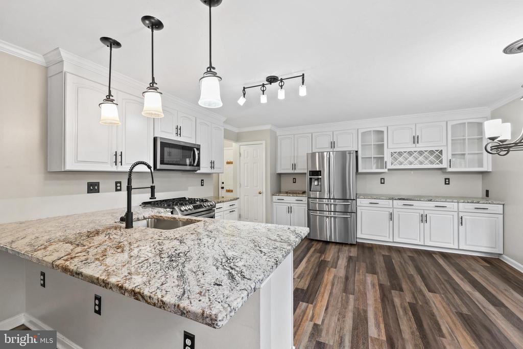 6803 ROBNEL COURT