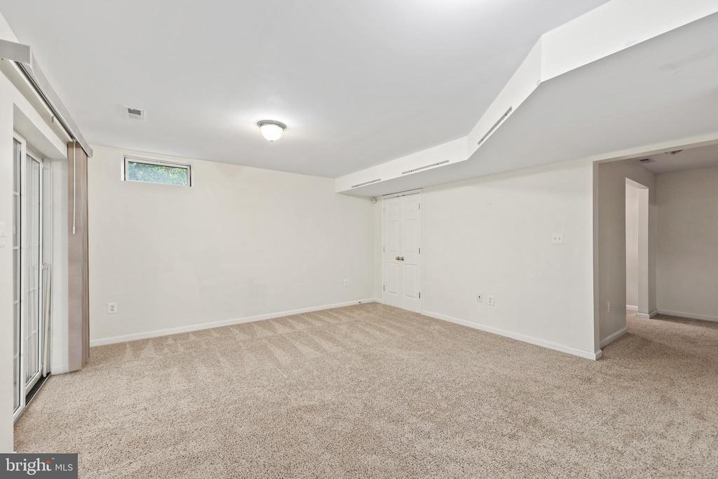6803 ROBNEL COURT