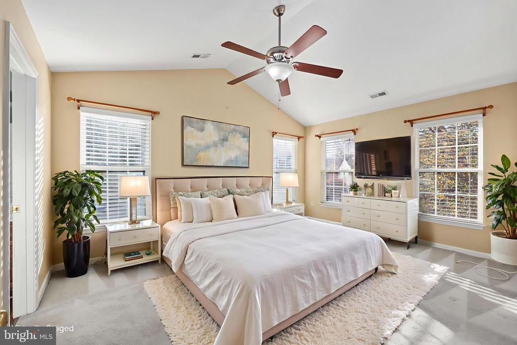 6803 ROBNEL COURT