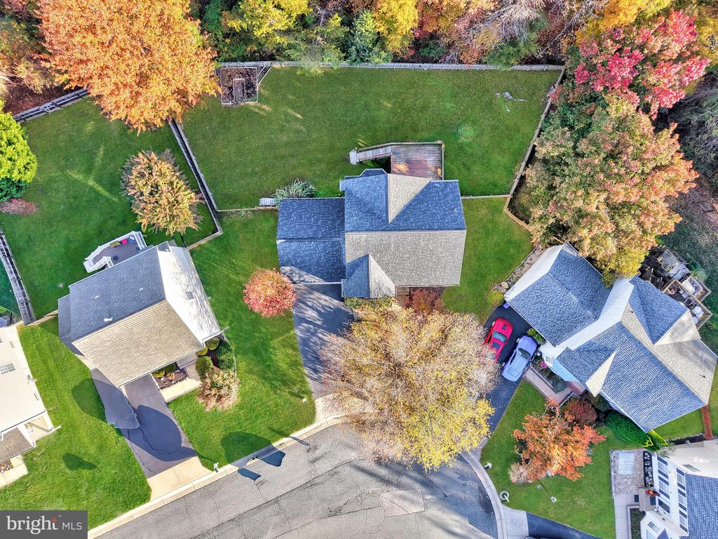 6803 ROBNEL COURT