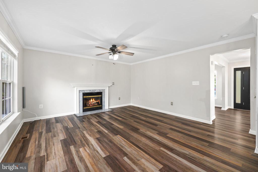 6803 ROBNEL COURT
