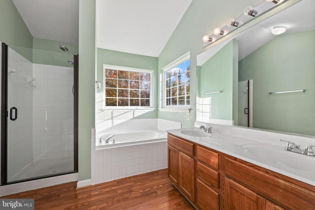 6803 ROBNEL COURT