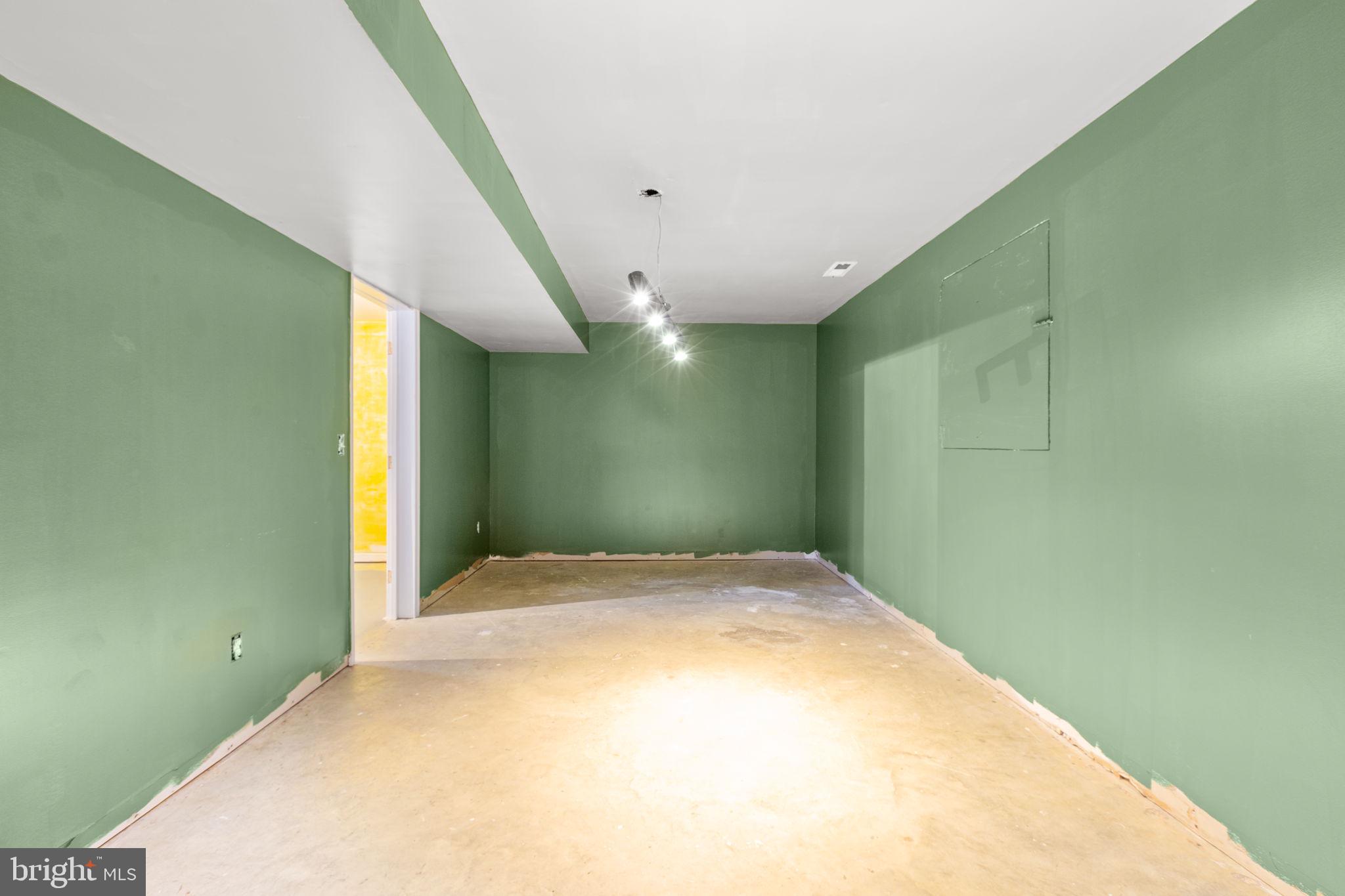 7905 E ROBERT E LEE COURT