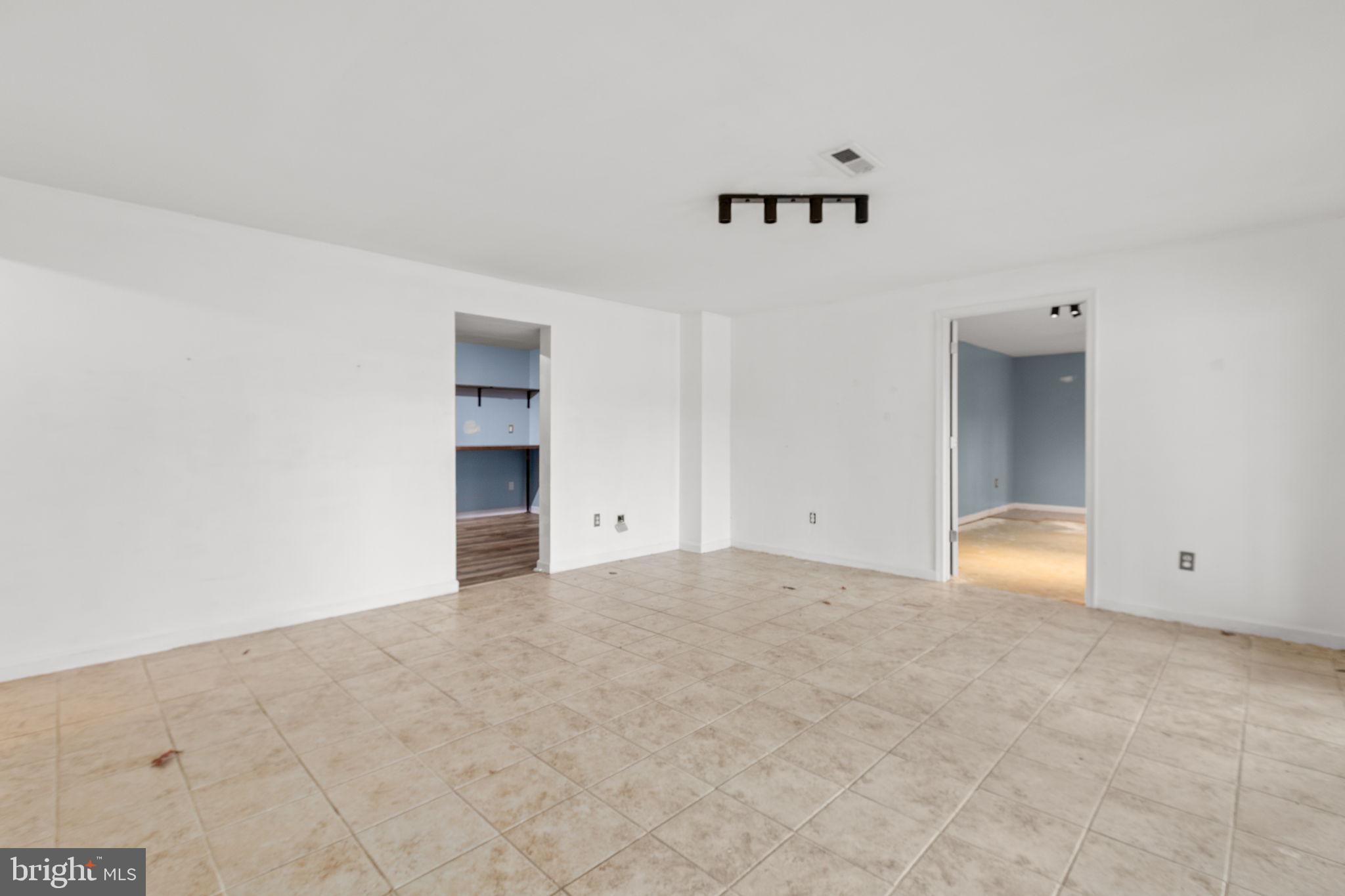 7905 E ROBERT E LEE COURT