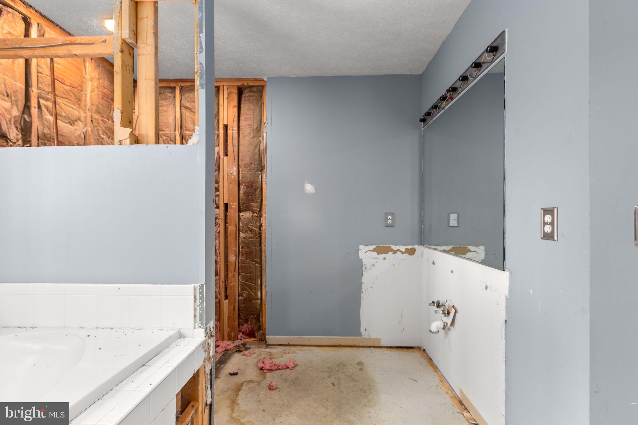 7905 E ROBERT E LEE COURT