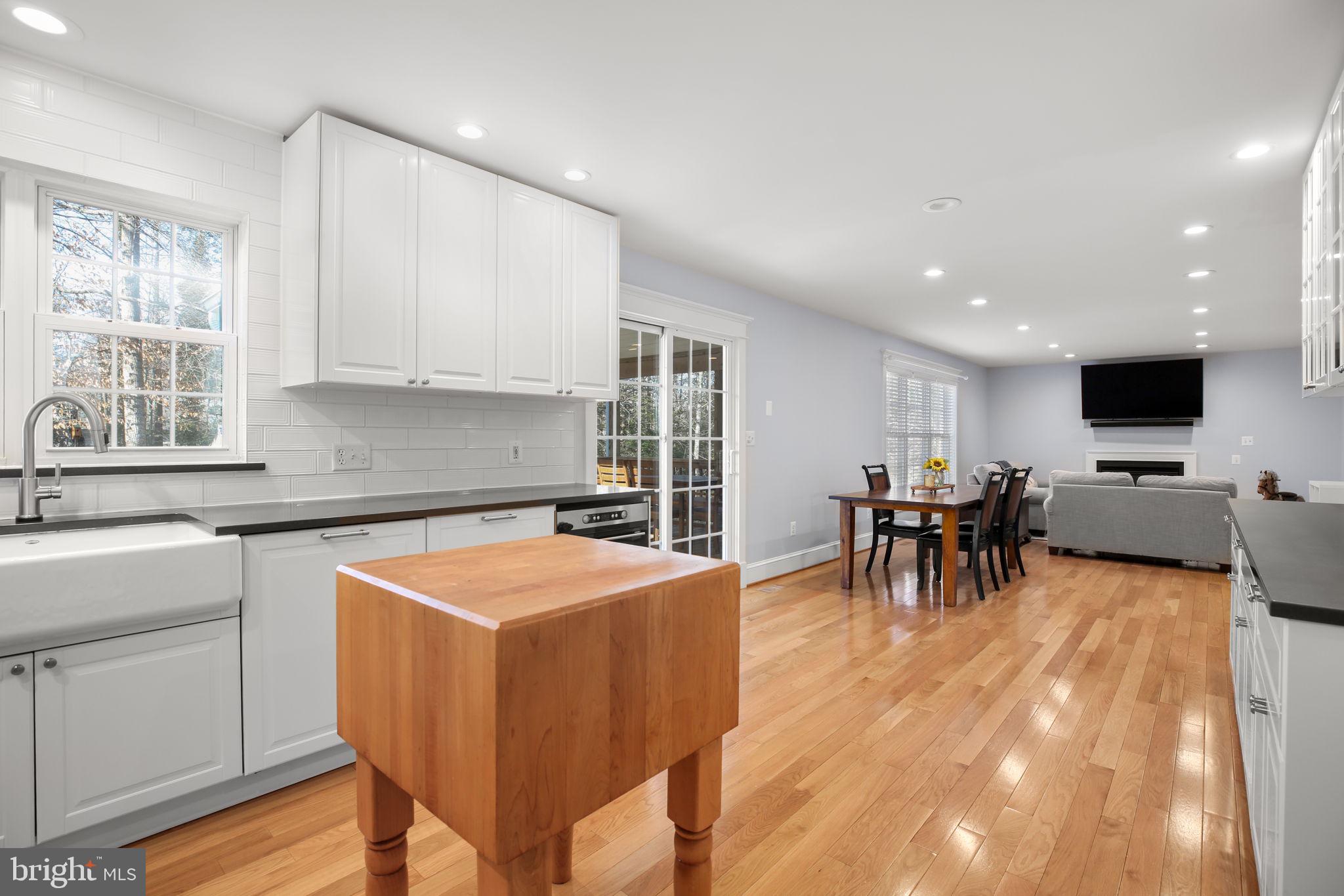 5909 N CRANSTON LANE