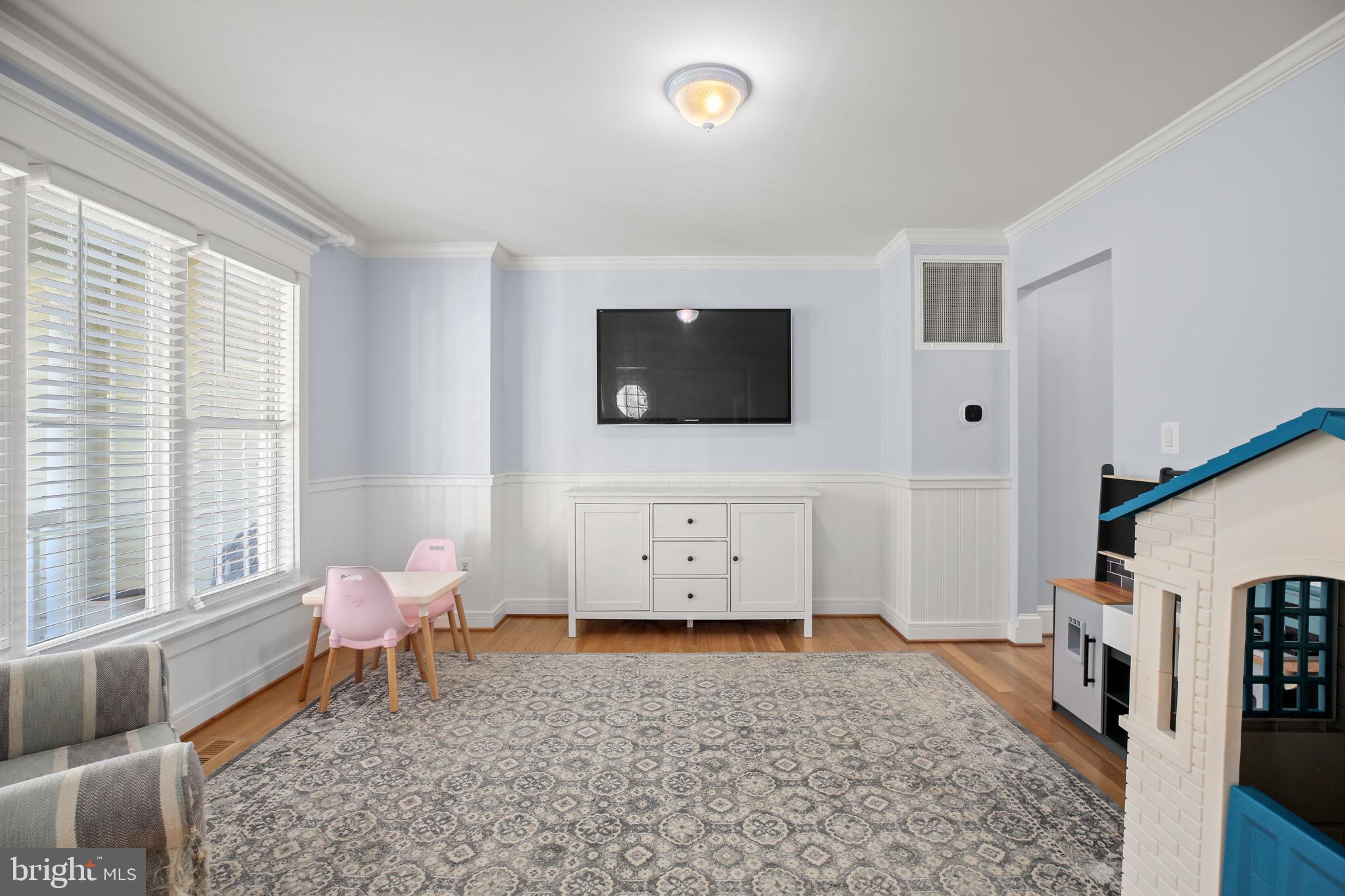 5909 N CRANSTON LANE