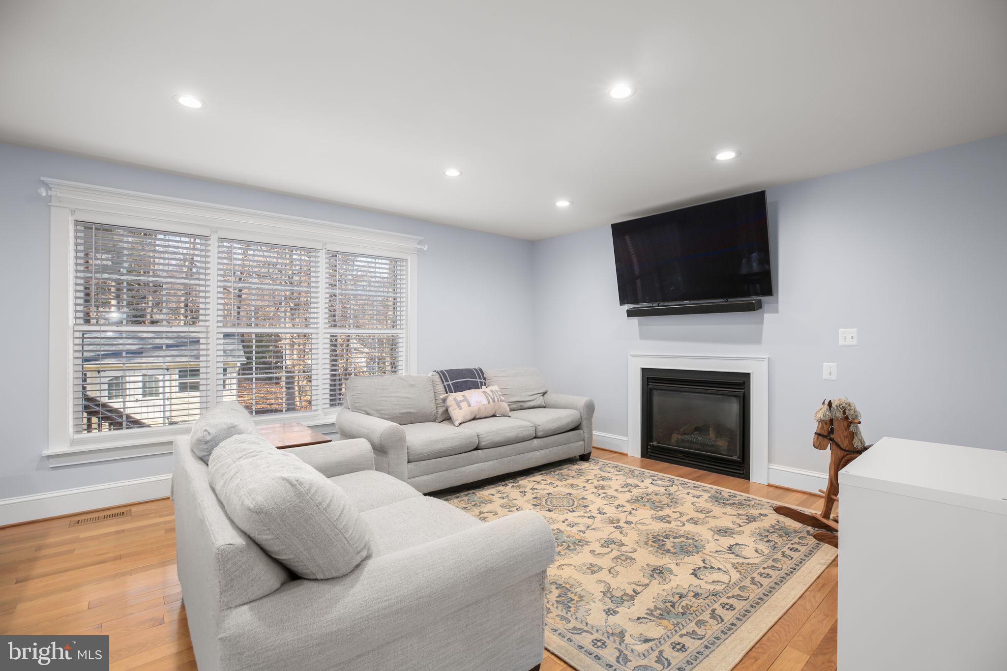 5909 N CRANSTON LANE