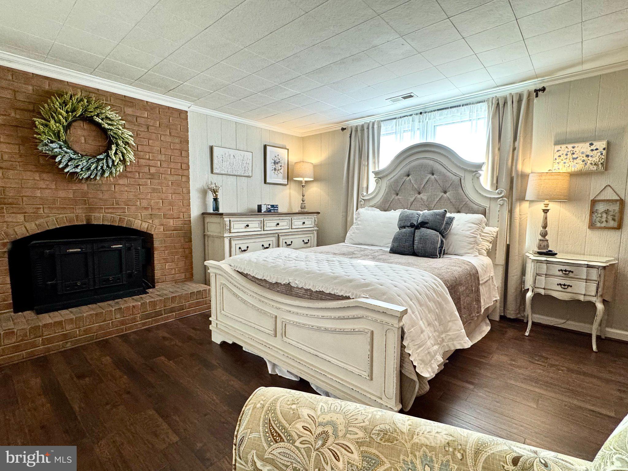 10801 ROLLINGWOOD DRIVE N